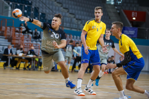 Aleksander Pinda jeszcze w koszulce klubu z Kielc (nr 5)
